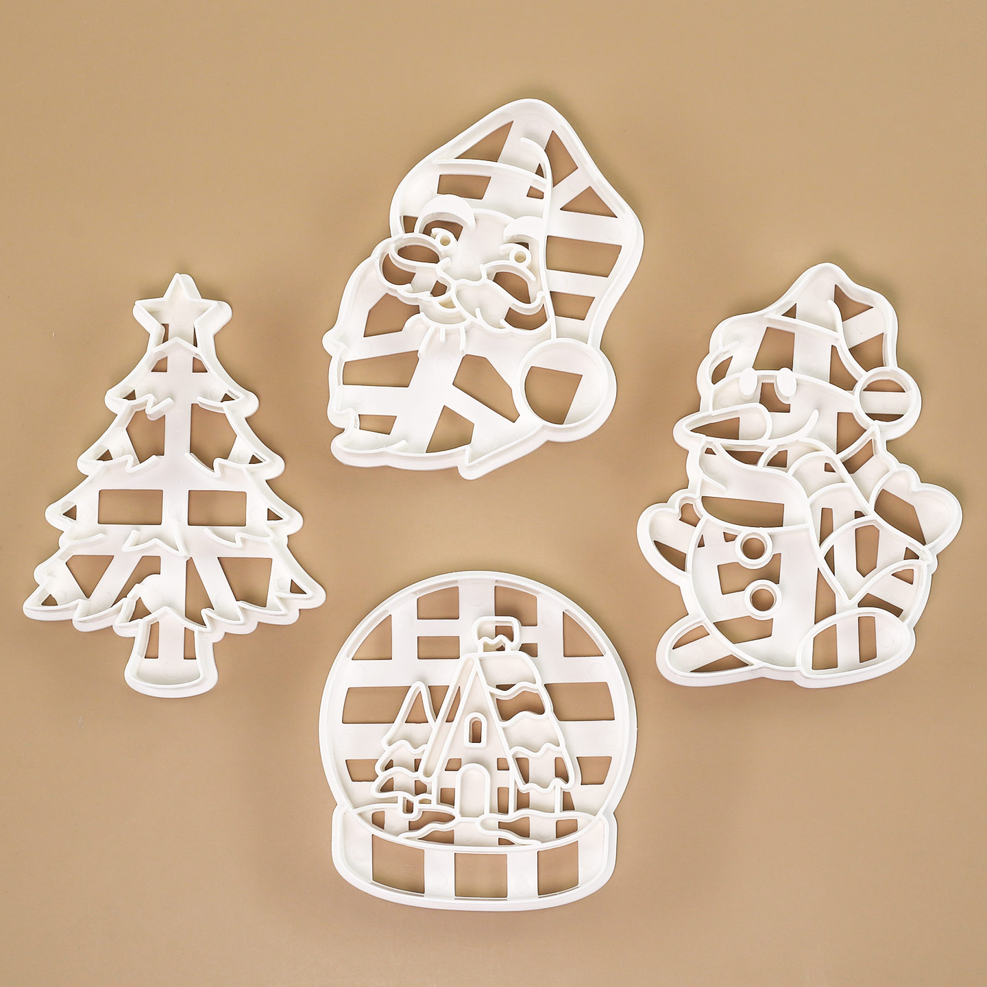 4個入り クリスマス クッキー型 サンタクロース 雪だるま  - Crystal Ball Decor のレビューと価格